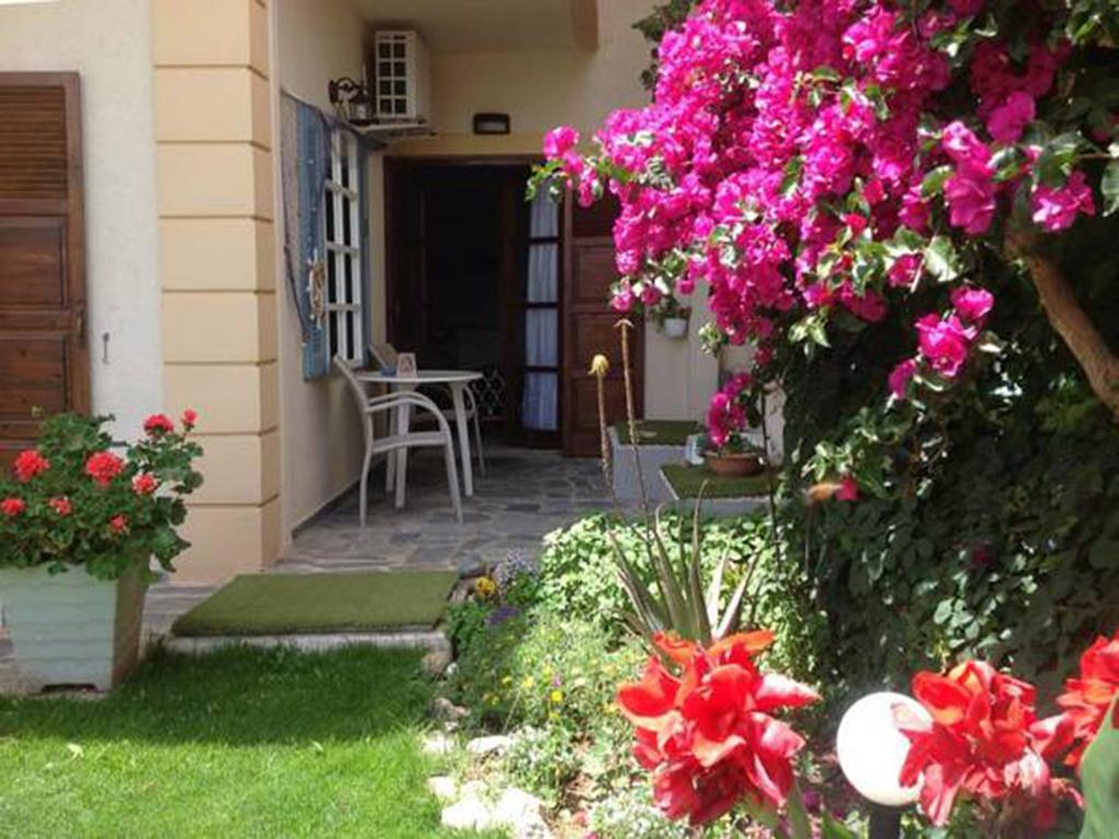 Asterias Studios & Apartments Каливес Екстериор снимка
